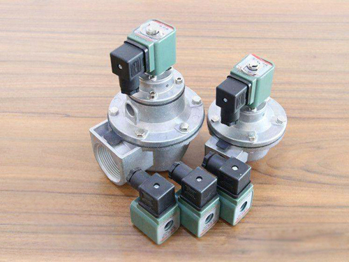 Right angle electromagnetic pulse valve